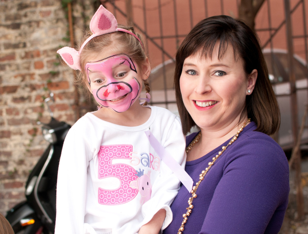 pig party girland mom